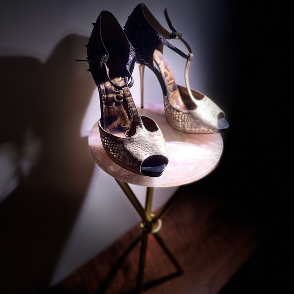 Sam Edelman Black and Gold T-Strap Heels - Picture 1 of 6